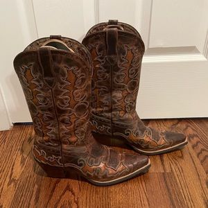Ariat cowgirl boots. Very gently used and in great condition. Size 11.